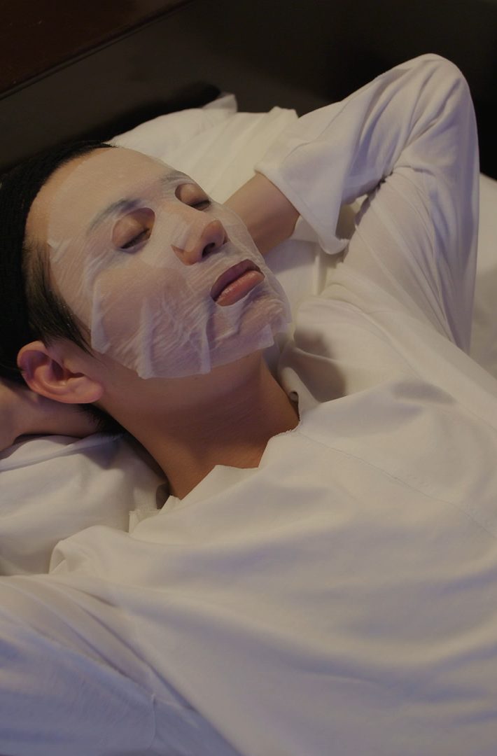 パックで保湿する美容研究家の瀬戸口弘樹氏