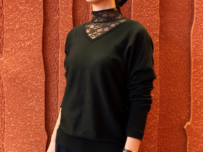 Vネックニットを上から着てみました