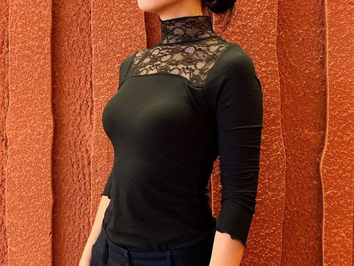 スタイルヒートブラフィールレーシーハイネックT（8分袖）／1,490円（税別）。試着サイズはS。ブラをしているように見えますが、これ、ブラカップ付きなんです