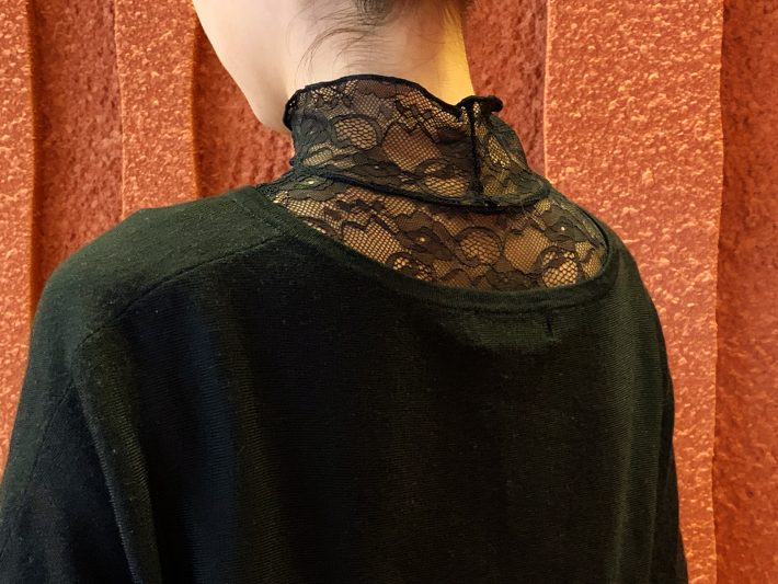 背中はこんな感じ。アップヘアの時にも良さそう