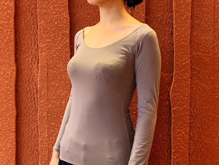 スタイルヒートワイドネックT（8分袖・グレー）／690円（税別）。試着サイズはS