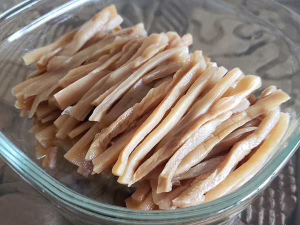 コツ3.市販メンマを細切りにする