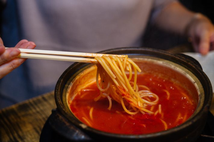 「ヨーグルトとトマトの鍋」シメのパスタ