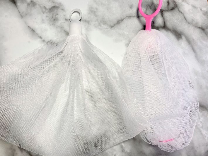 ダイソーと無印の「洗顔ネット」を比較、10円しか違わないのに違いがあった