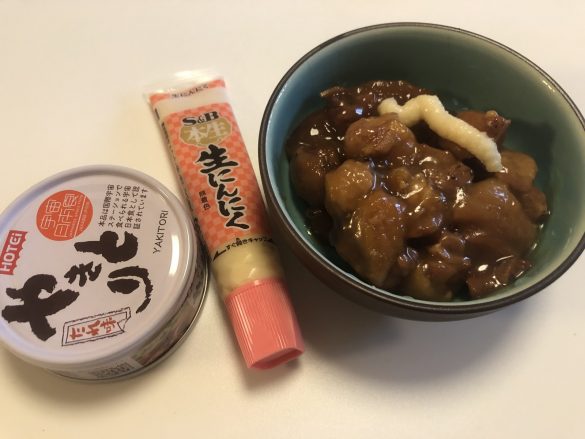 焼き鳥の缶詰、ニンニクチューブを耐熱皿に入れて、電子レンジで加熱する