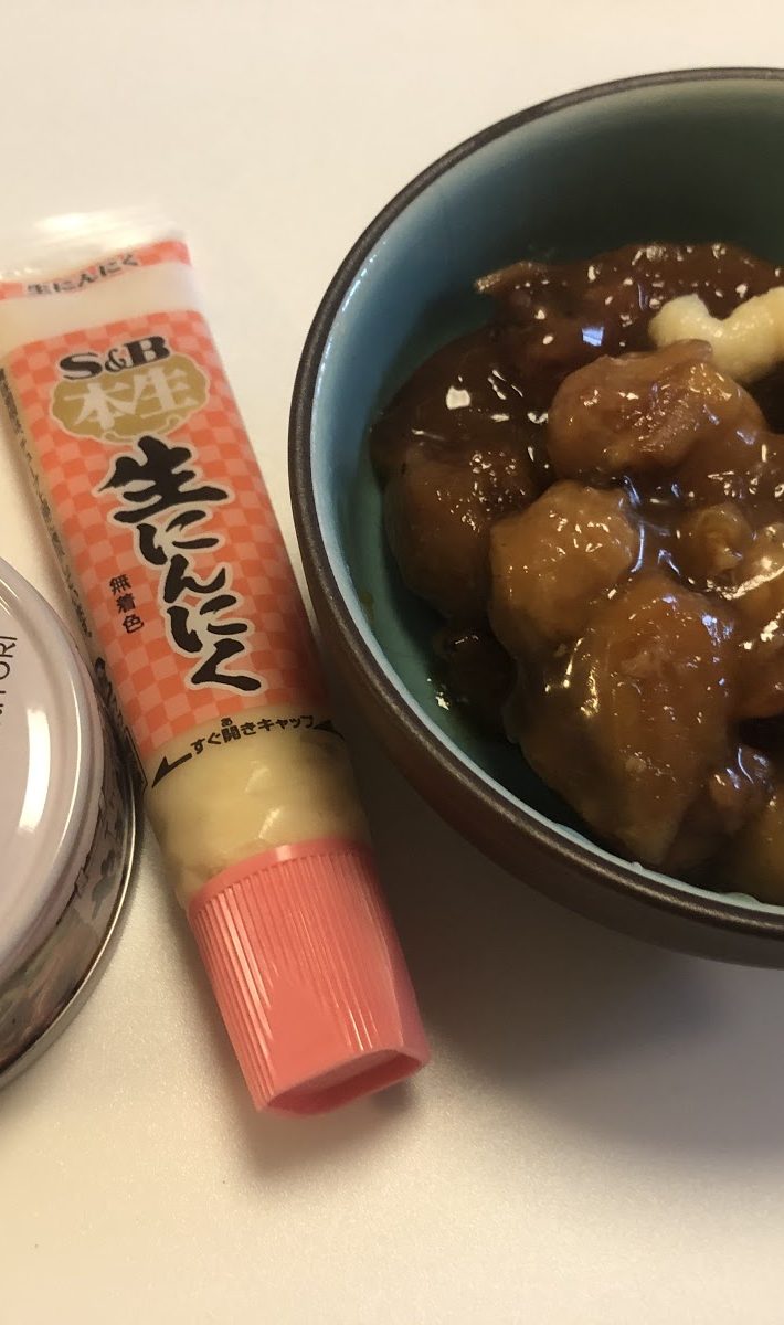 焼き鳥の缶詰、ニンニクチューブを耐熱皿に入れて、電子レンジで加熱する