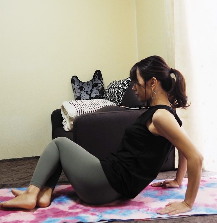 （1）ひざを立てて座り両手はうしろ、上体を後方に軽く倒して足を持ち上げた上記（2）の姿勢から両足を右側に傾ける