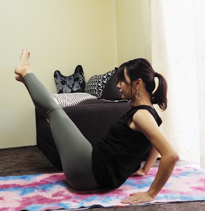 （2）ひざを胸に近付けるように足を引き寄せる～ひざを伸ばす×20回 2