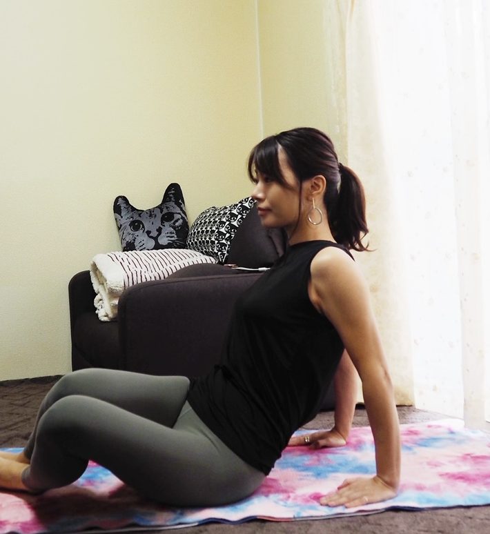 （3）両足を左側に傾けて、同様の動きを20回 1