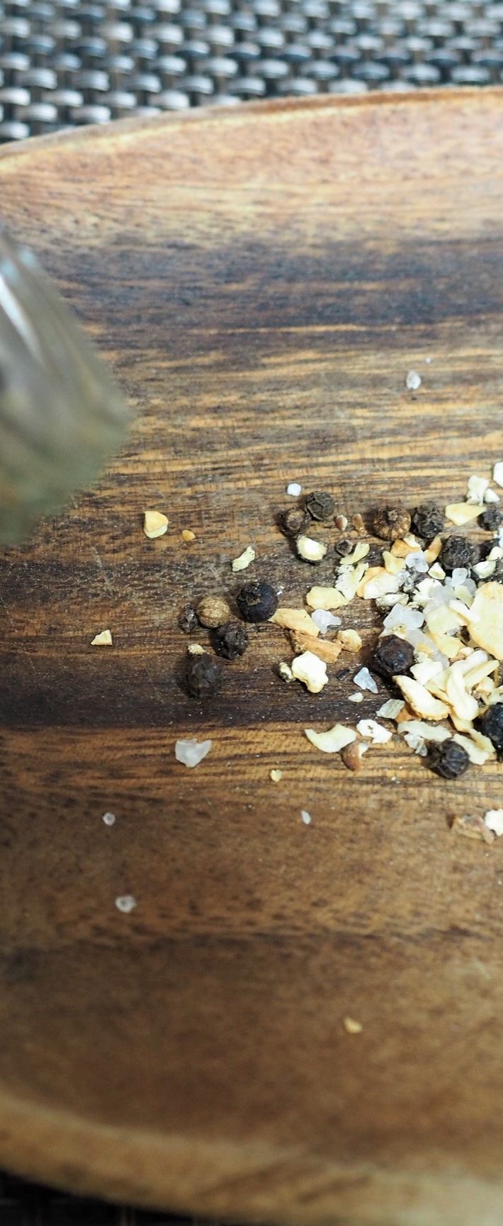 ブラックペッパーと食塩、にんにく、玉ねぎ、加えてレモンの皮