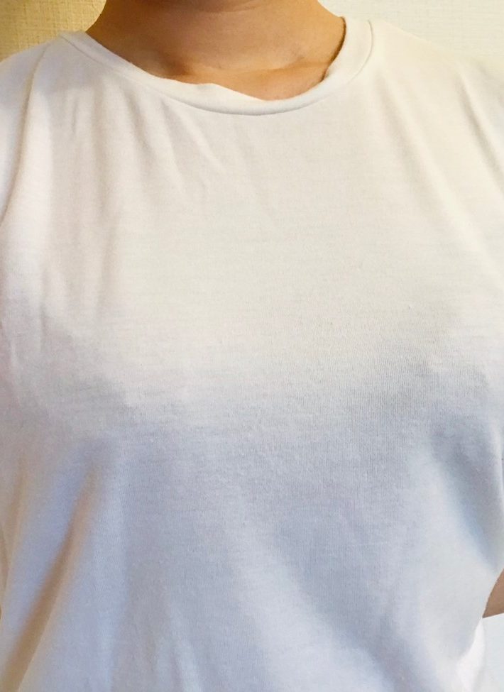 同じトップスでも赤の下着なら白よりも透けない