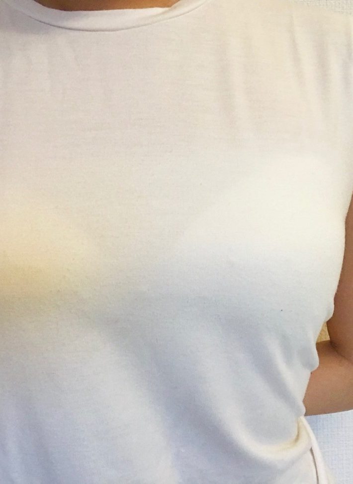 白の下着の上に白のトップスを重ねると、シルエットがくっきり