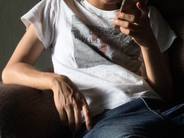 男子スマホ