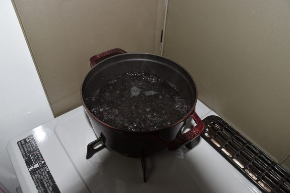 5：鍋の水が沸騰したら、蒸気が立つ中にせいろを置いて、15分～20分間火にかけます。