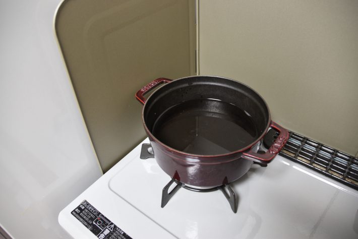 1：鍋に水を入れて火にかけ（使用した鍋は直径18cm）、せいろは水で濡らします。