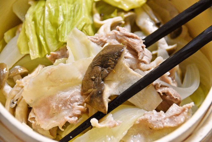 野菜が豚バラ肉の旨味を吸って、キノコの旨味も合体