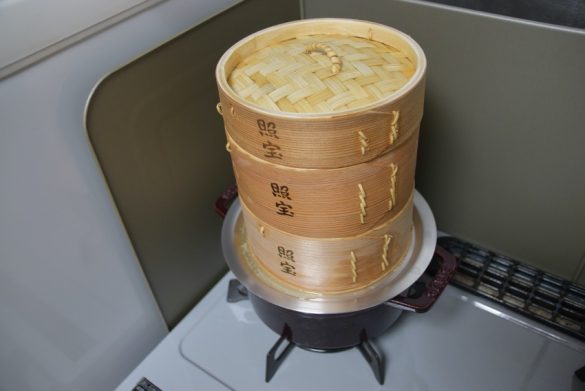 5：鍋の水が沸騰したら、蒸気が立つ中にせいろを置いて、15分～20分間火にかけます。
