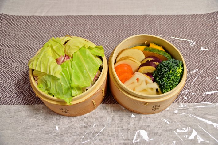 3：「料理2」もう一方のせいろの底にキャベツを敷き、豚バラ肉、玉ねぎ、キノコ、豚バラ肉、キャベツの順に重ねます