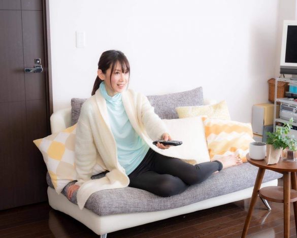 「ラフィナン美容ボディパックT（タートルネックタイプ）」と「ラフィナン 美容フットパック」を着たにらさわあきこさん。タートルネックタイプはブラックとミントブルーの2色