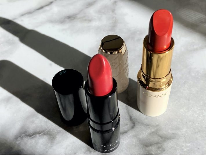 人気の赤リップツヤっぽさをプラス