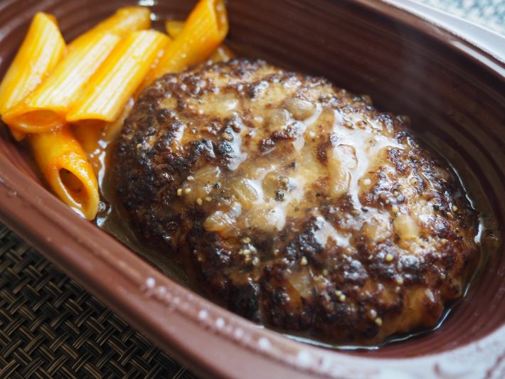 「ステーキソースの鉄板焼ハンバーグ」（278円）