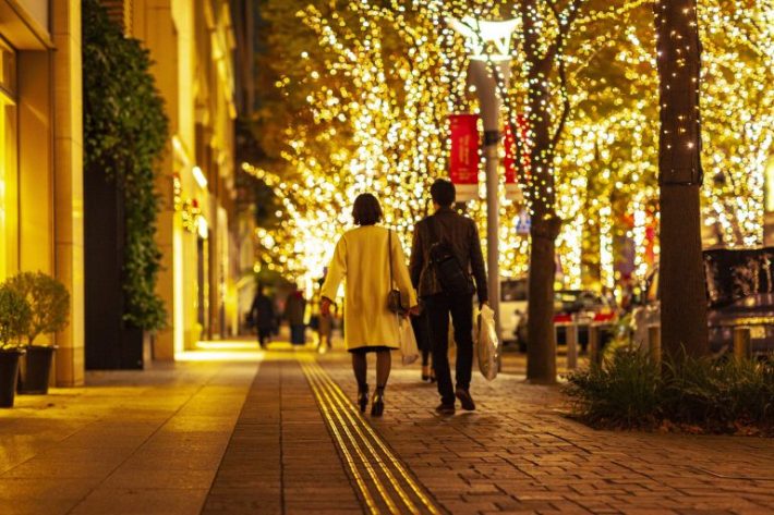 イルミネーションの夜デートするカップル