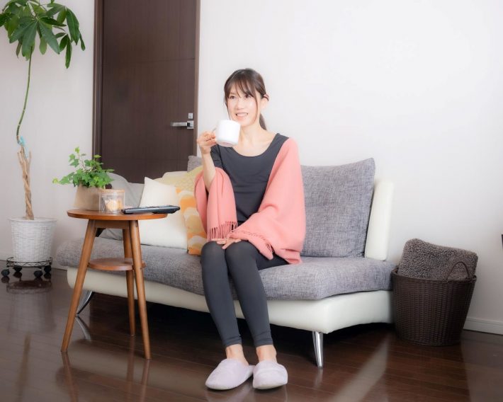 「ラフィナン　美容ボディパックLG　（七分袖タイプ）」を着たにらさわあきこさん。ブラックとベージュの2色