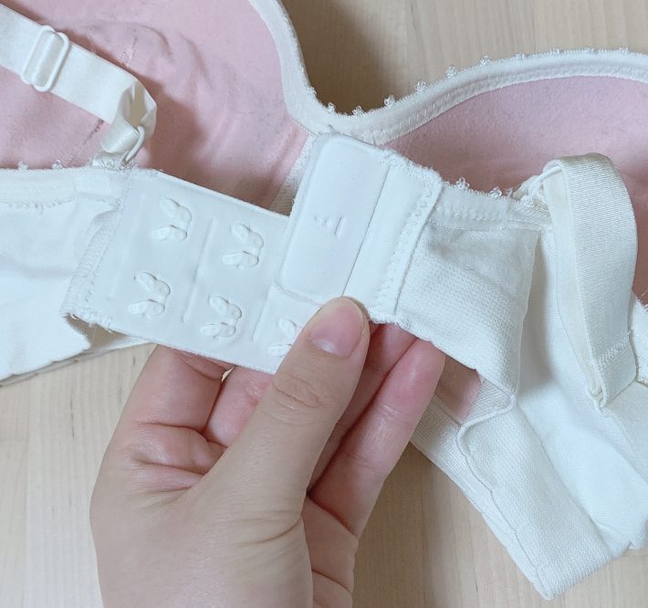 ホックは押しながらスライドする方式