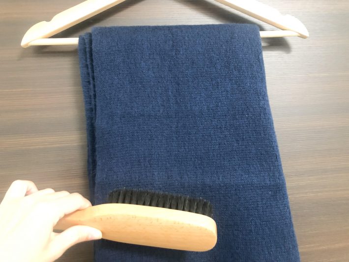 繊維の流れに逆らうように下から上へブラッシング