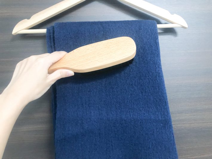 上から下へホコリや毛玉を絡めとるようにブラッシング