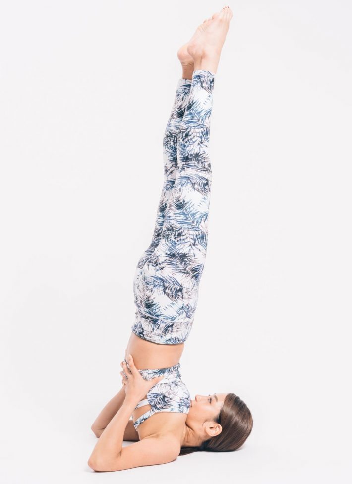 岡副逆立ちのポーズ