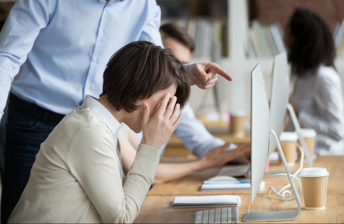 目視で300人分チェックするハメに