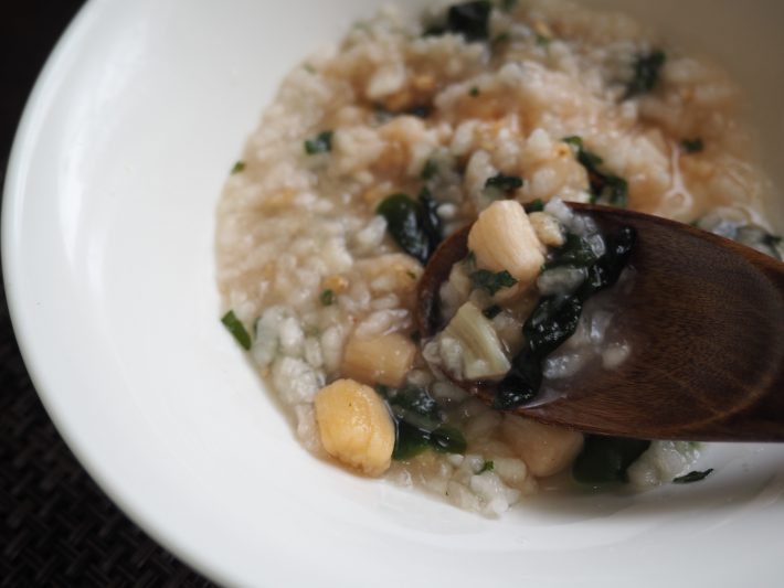 さっぱり風味「貝柱とわかめの梅雑炊」2