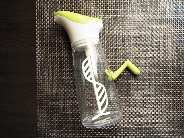 容器に調味料を入れて、ハンドルを回すだけ