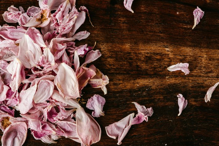 悲しみやショックが続いてしまう「7つの要因」