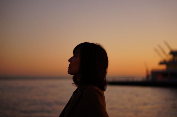 たそがれる女性