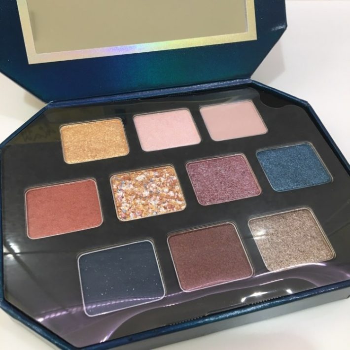 パレットには既存の人気４色と限定カラーの6色が。