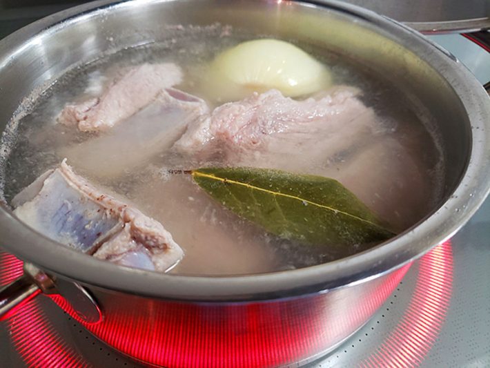 骨付き肉美容スープ