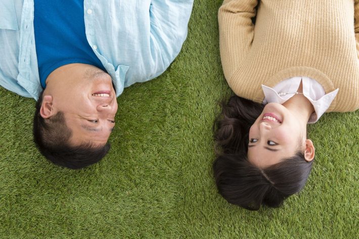 女性とおじさん