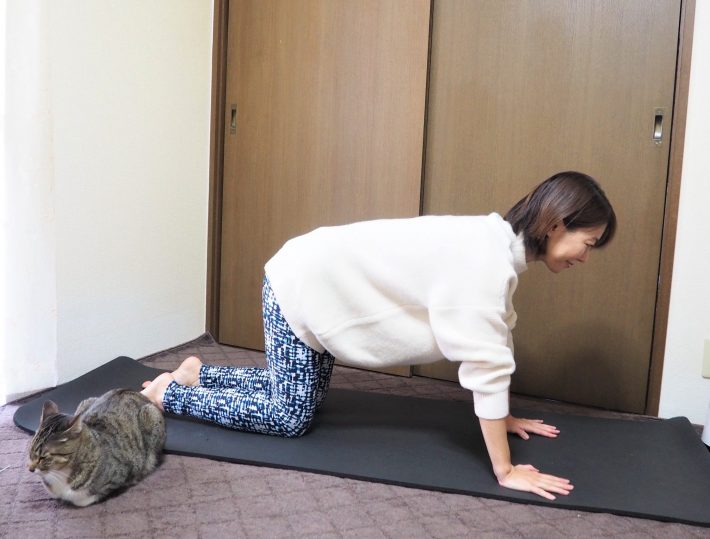 (1)四つ這いになる