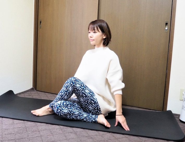 (1)右ひざを立てて外側に倒し、左足をその上からクロスさせる