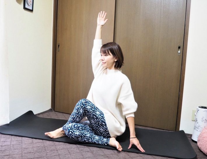 (2)右手を頭上に伸ばす