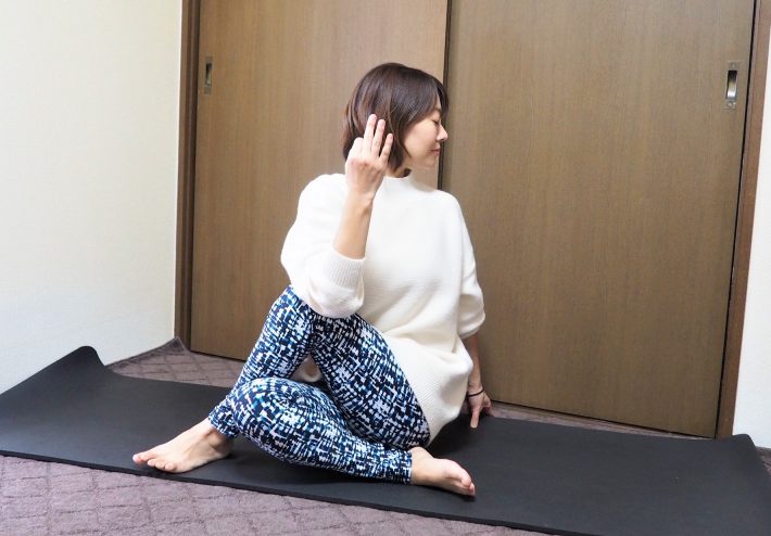 (3)上体を左にねじり、右ひじを左ひざにかけたら親指・人差し指で輪を作って呼吸を5回繰り返す