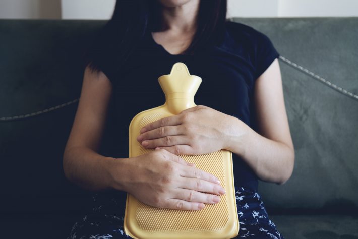 腹巻きや湯たんぽでおなかを温めるのも◎