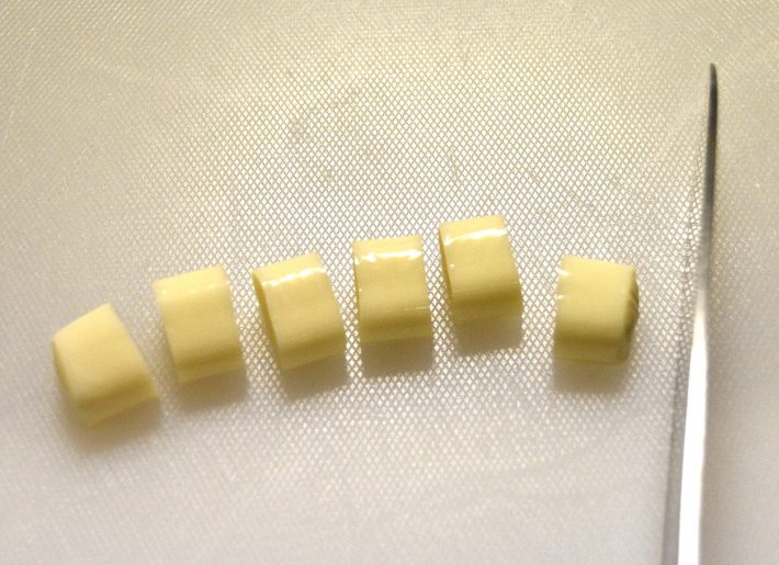 まず、「さけるチーズ」を一口サイズにカット。