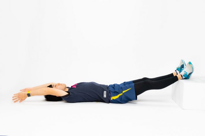 (2)膝を伸ばした状態でかかとを台の上に乗せます