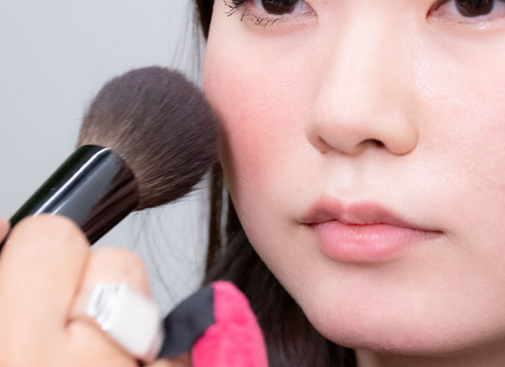 ほうれい線が目立つチークの入れ方