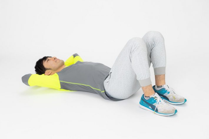 ①仰向けに寝ます。