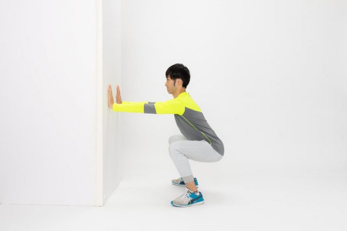 息を吐きながら壁を手のひらで目一杯押しましょう
