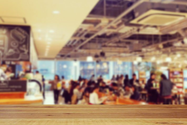 ドリンクを買わず、テーブルで爆睡